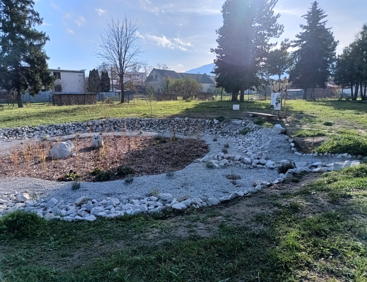 Foto: Pripravovaná pergola doplní už existujúcu dažďovú záhradu v obci Záhradné